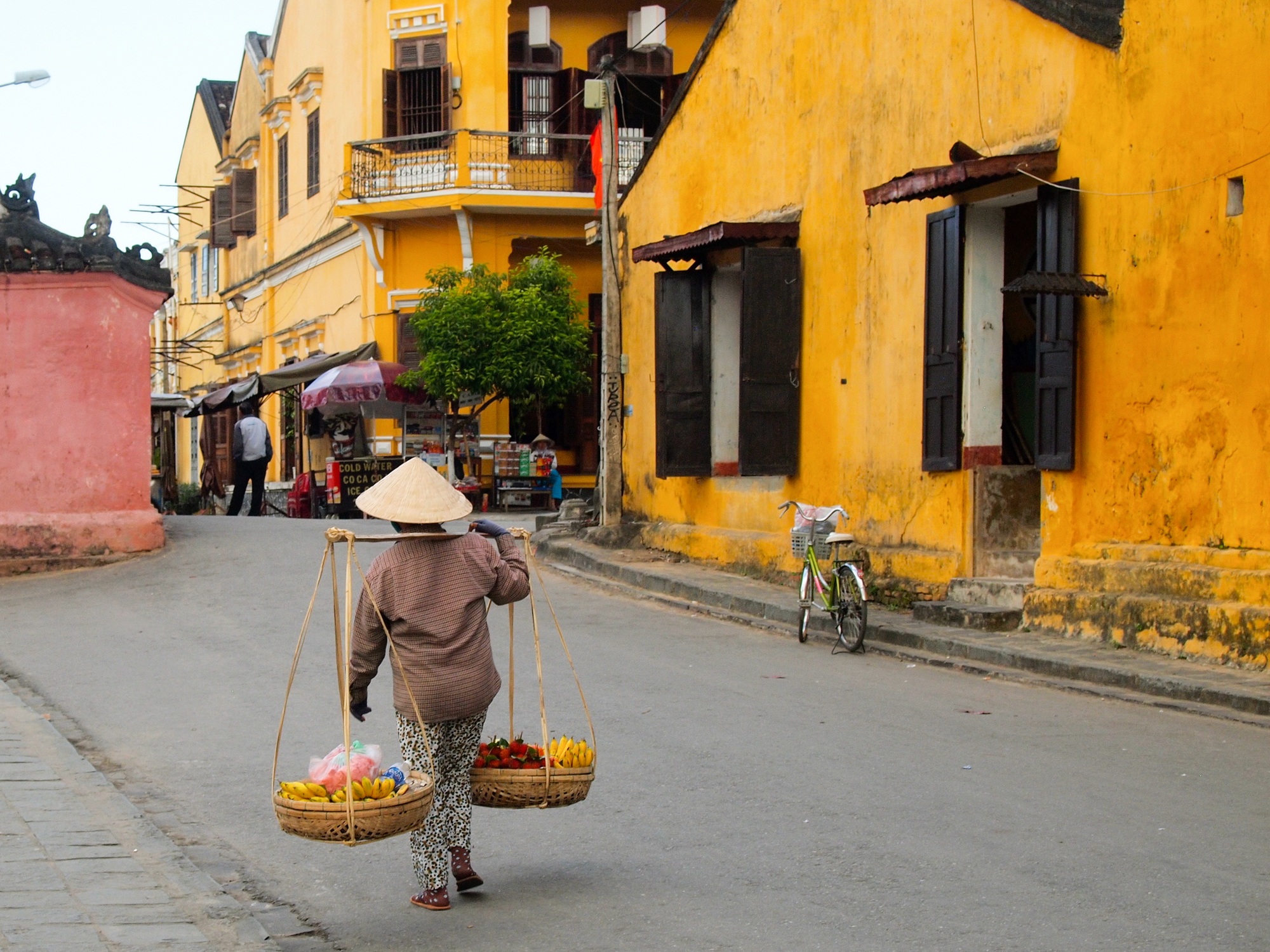 Feature image Woman carrying baskets in Hoi An, Vietnam