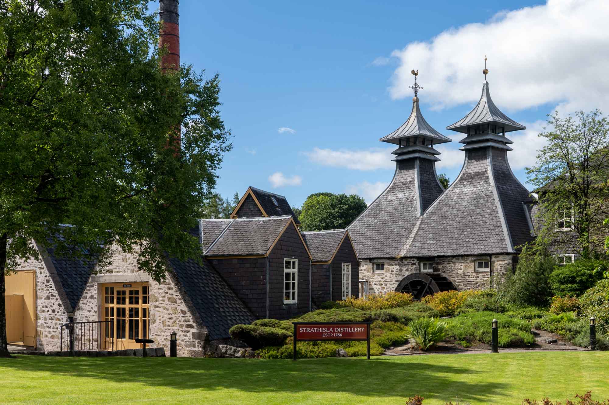 Feature image Strathisla distillery in Scotland