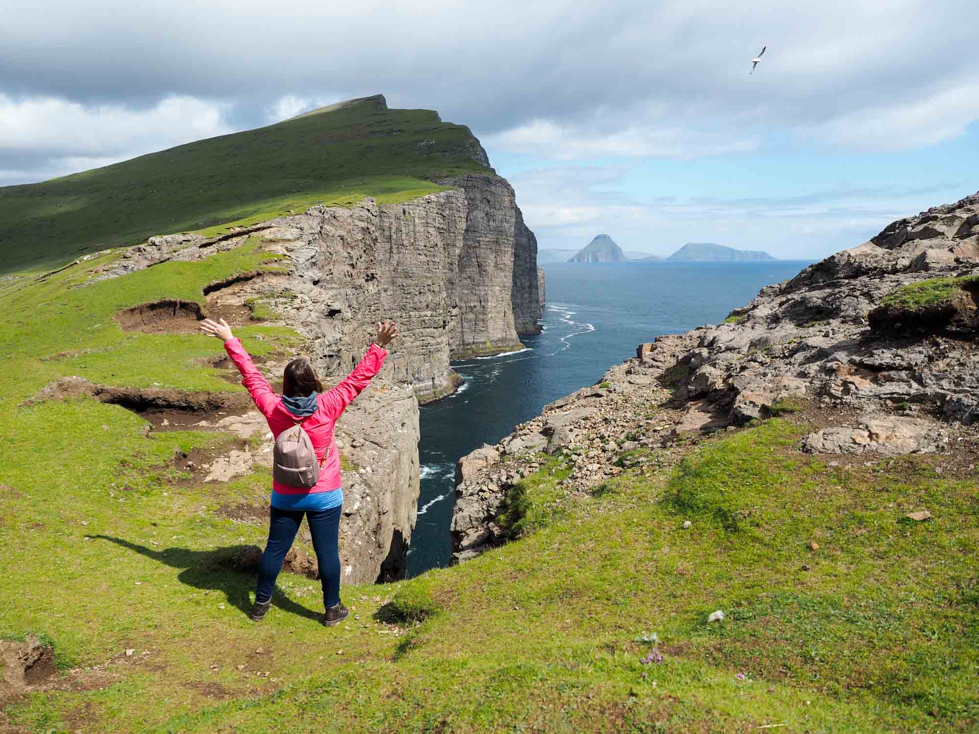Feature image Amanda and Pacsafe in the Faroe Islands
