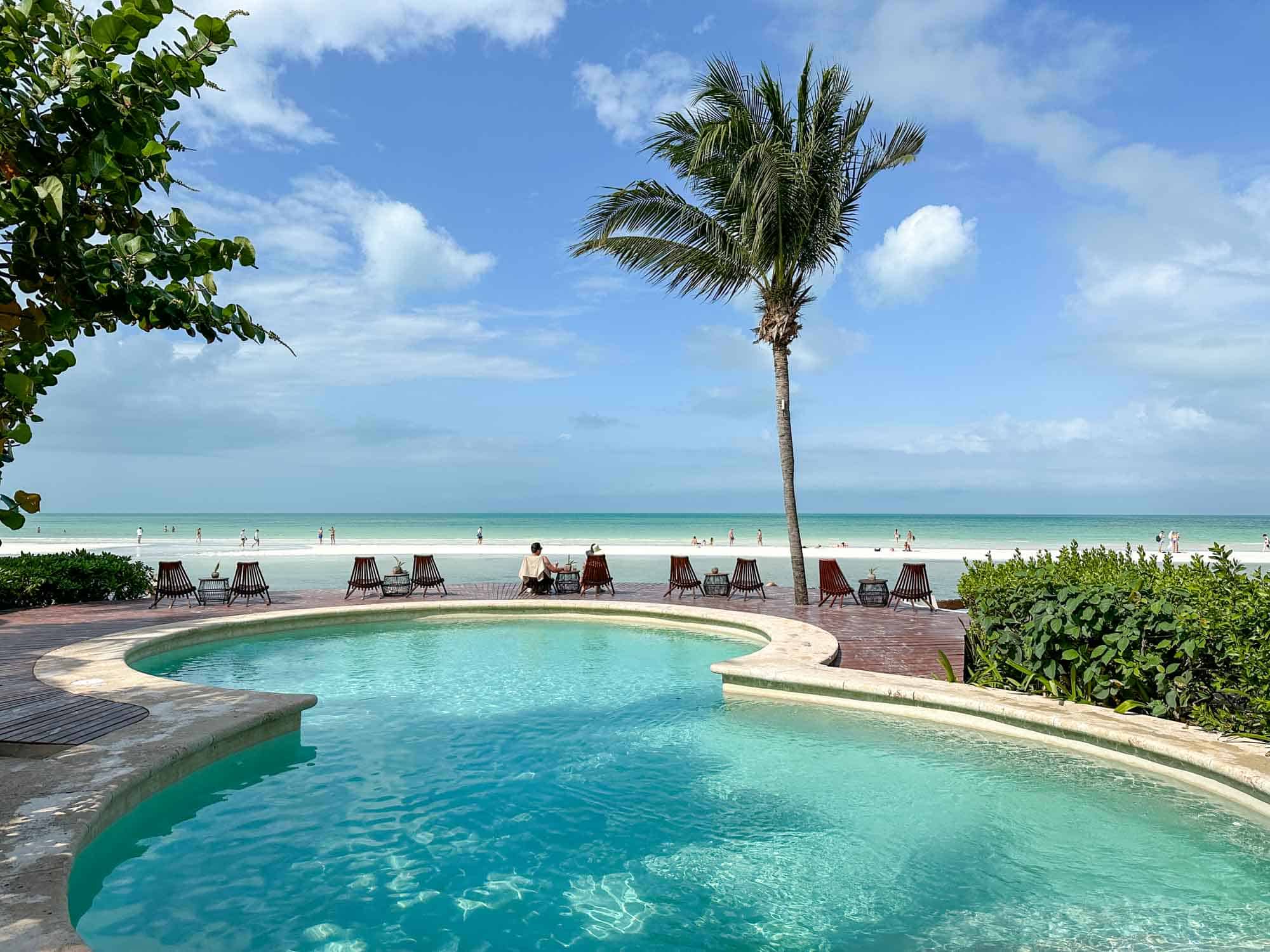 Feature image Villas Flamingos pool on Isla Holbox | things to do on Isla Holbox