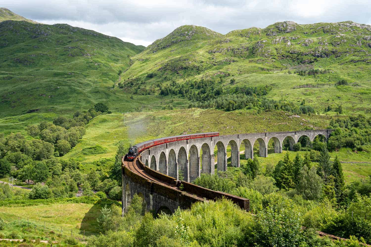 Feature image Jacobite steam train (Hogwarts Express) crossing the Glenfinnan Viaduct